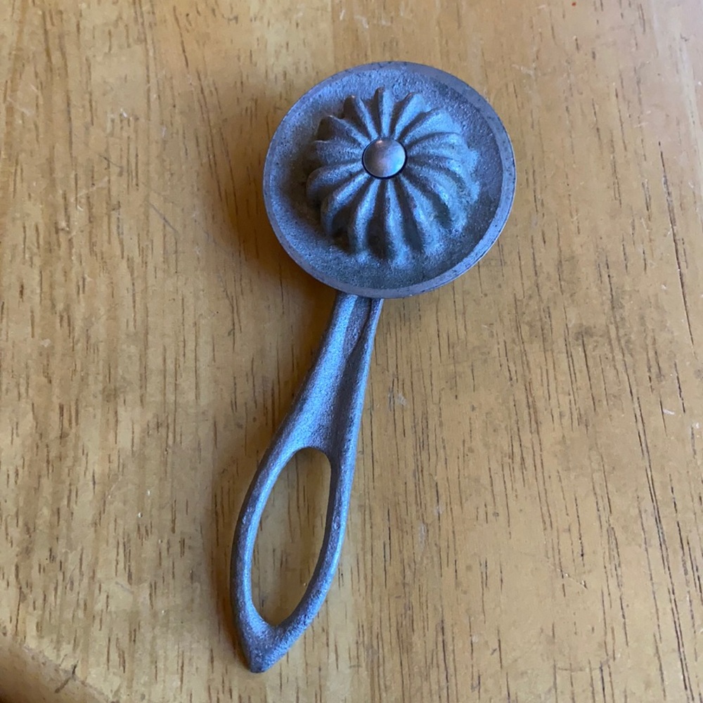! Vintage cookies tool decor in good condition
